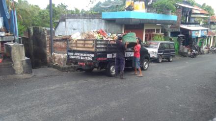 Awal Tahun Baru, Tim TPST Tetap Giat Pungut Sampah untuk Kebersihan Desa